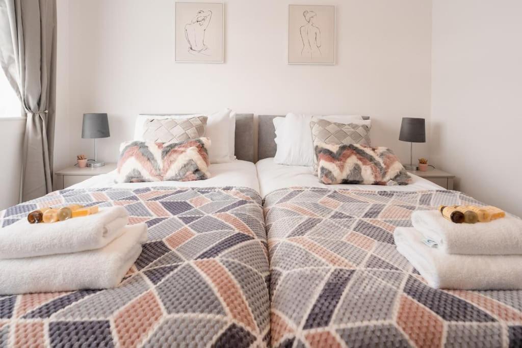 Prenton House, 3Br Close To Liverpool バーケンヘッド エクステリア 写真