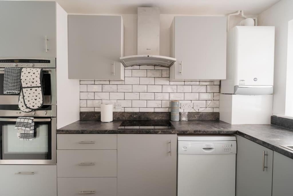 Prenton House, 3Br Close To Liverpool バーケンヘッド エクステリア 写真