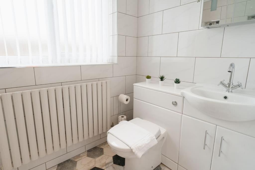 Prenton House, 3Br Close To Liverpool バーケンヘッド エクステリア 写真