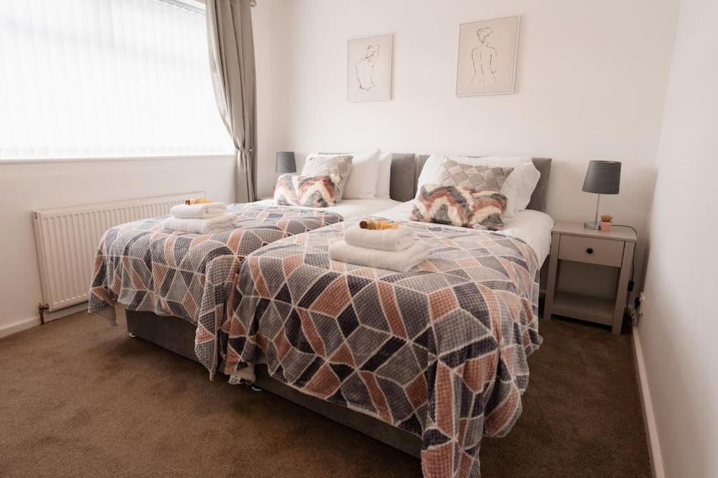Prenton House, 3Br Close To Liverpool バーケンヘッド エクステリア 写真